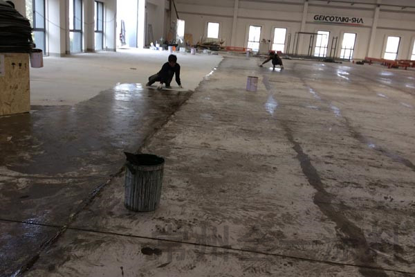 環(huán)氧地坪漆施工完成后如何劃線？