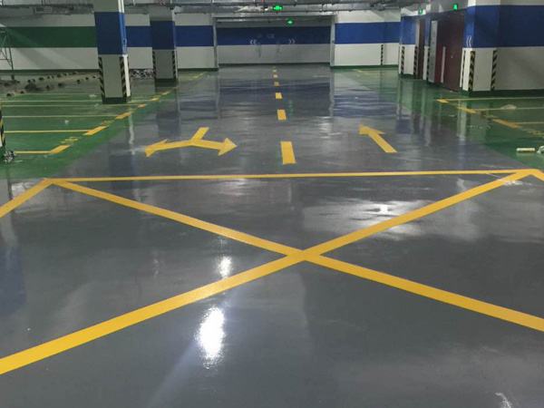 如何避免車庫環(huán)氧地坪施工后起泡和開裂？